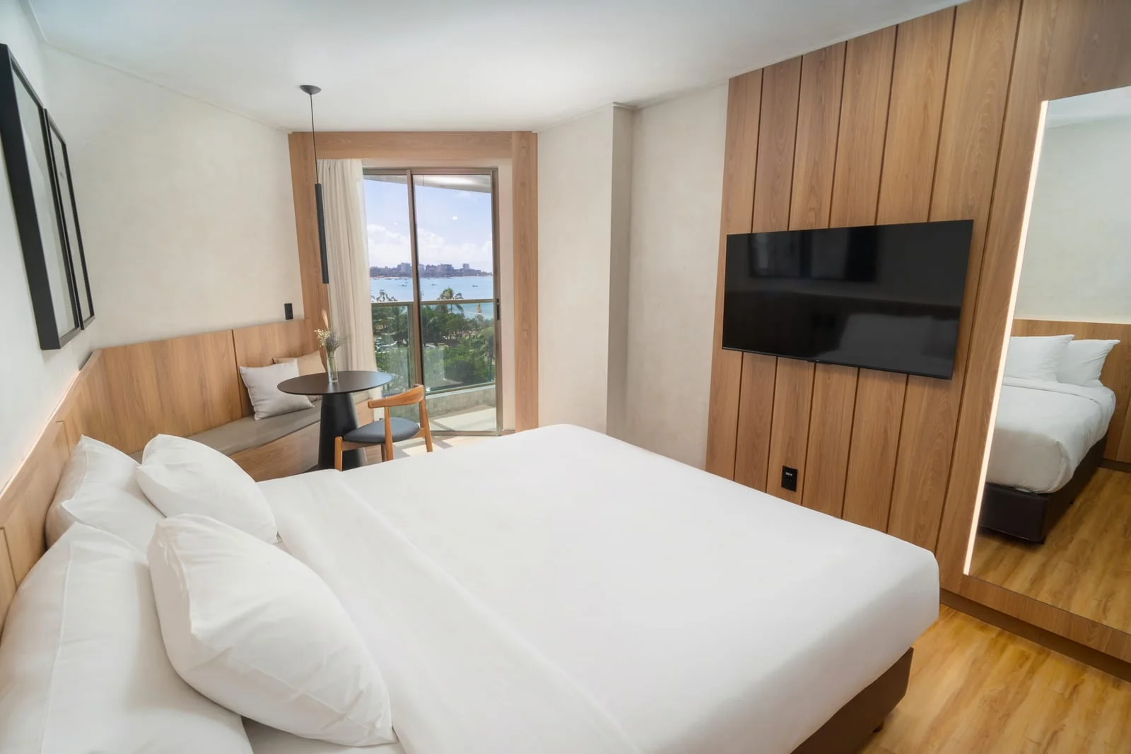 Quarto Lateral Mar com vista lateral para o mar da Pajuçara — Sais Beach Living