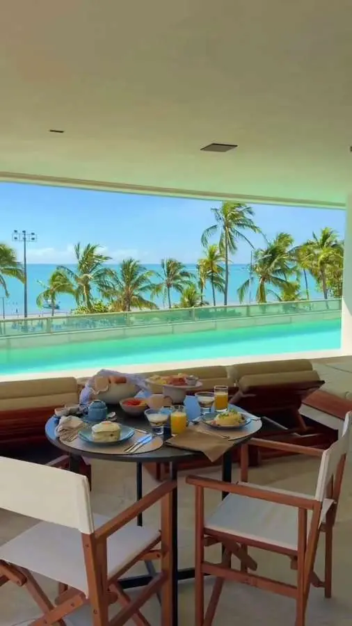 Mesa de café da manhã do Sais Beach Living com vista para o mar da Pajuçara