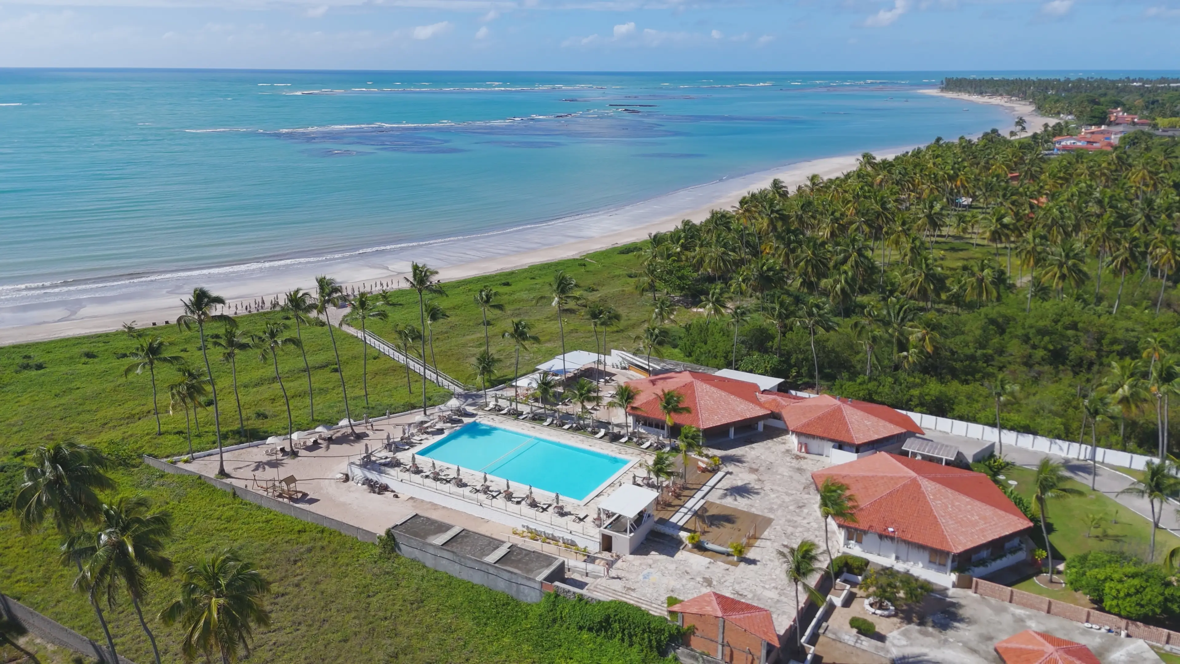 Vista aérea da piscina, da praia e do mar de Ipioca no Vivari Beach Club