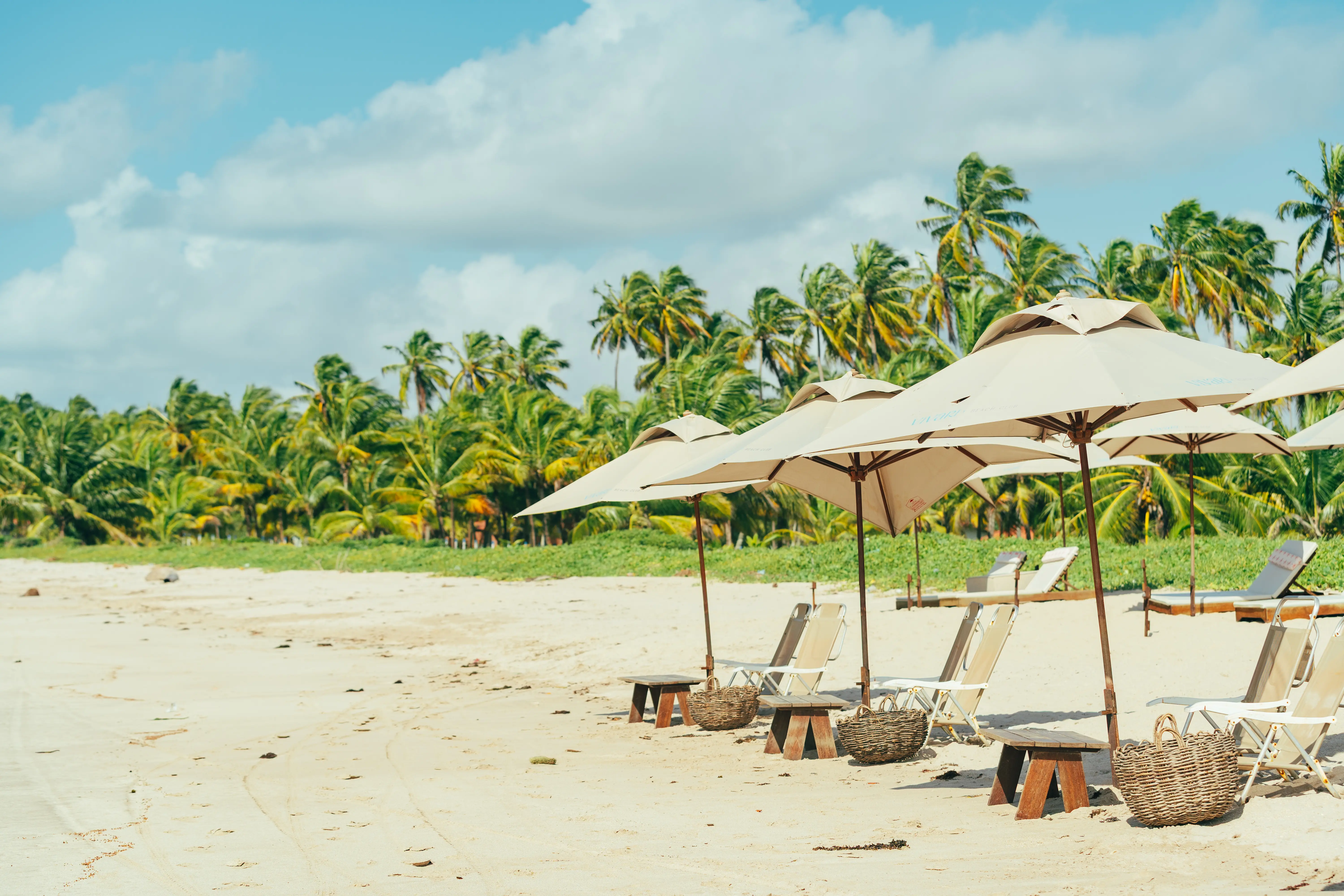 Cadeiras de praia e ombrelone à beira-mar no Vivari Beach Club