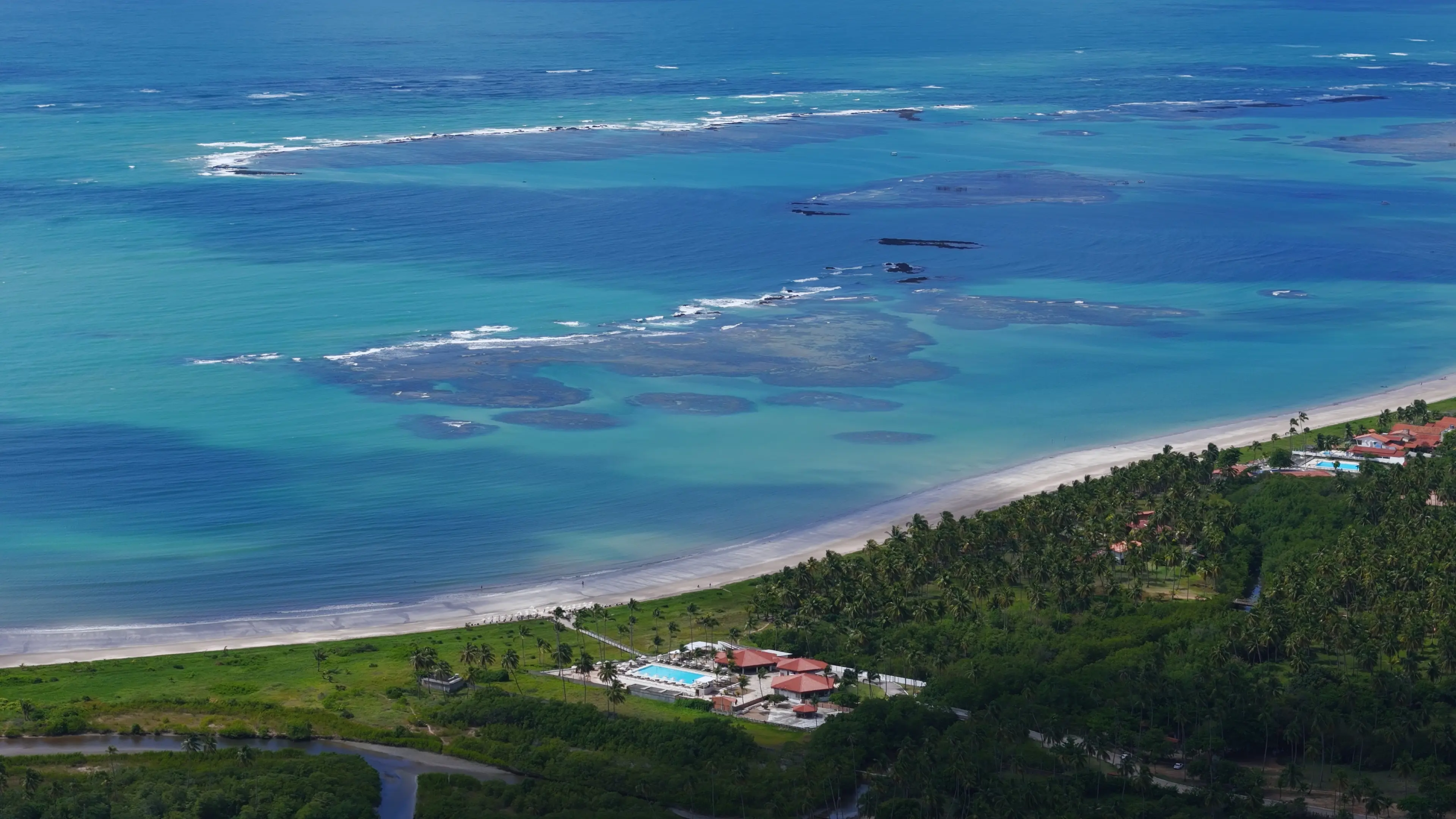 Vista aérea ampla do Vivari Beach Club e do mar de Ipioca