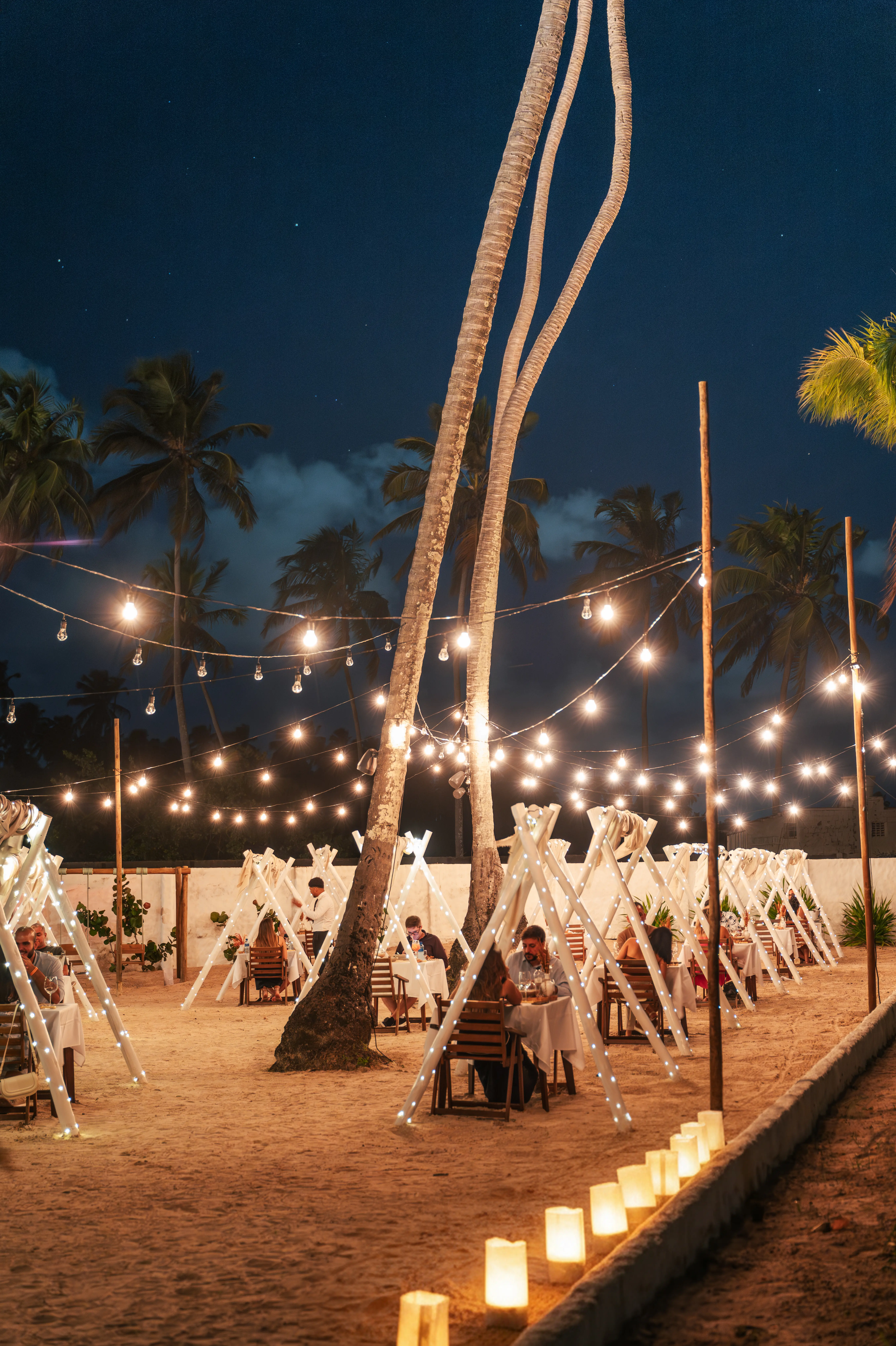 Cabanas iluminadas no Vivari Beach Club durante a noite