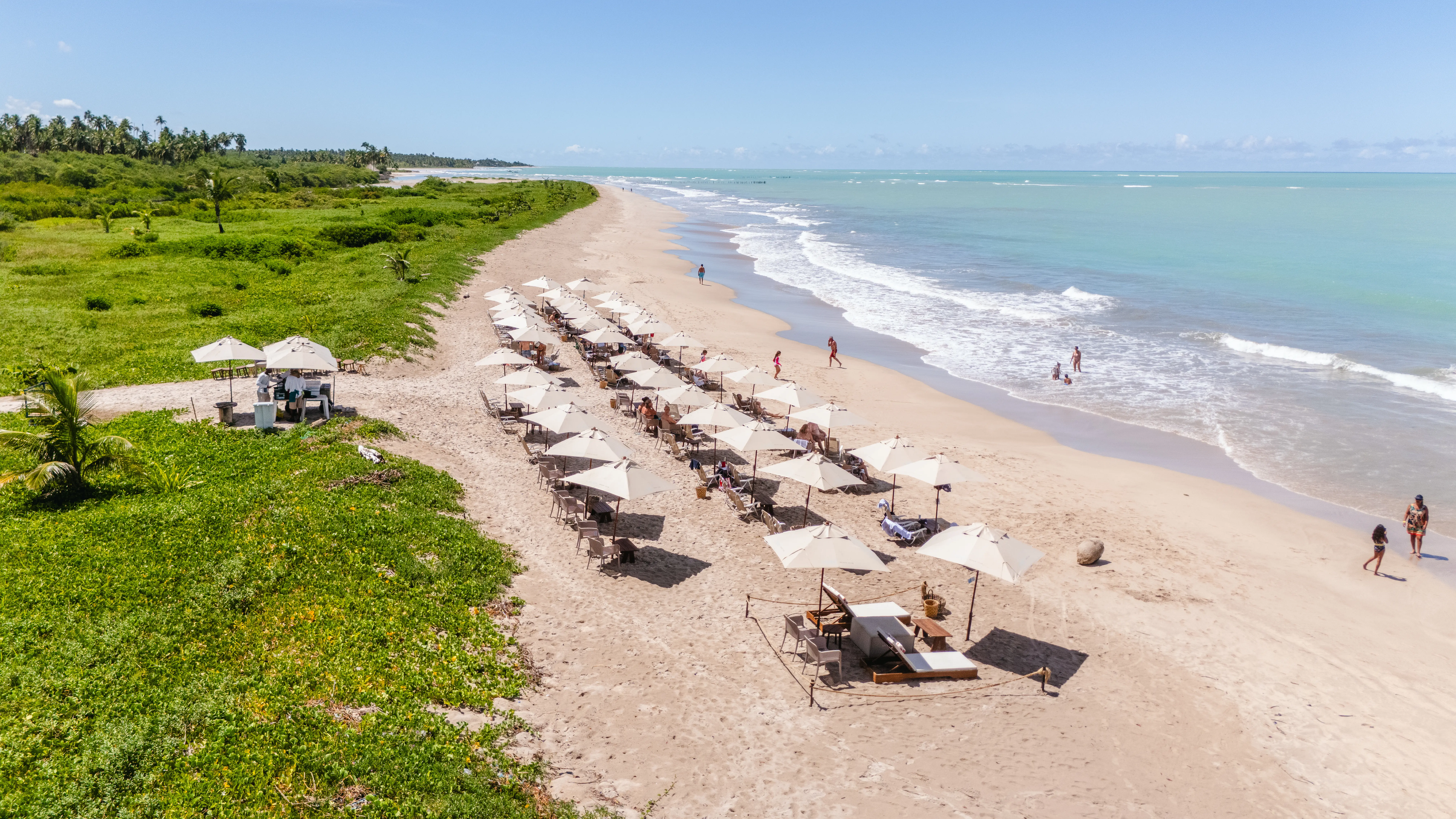 Praia com ombrelones no Vivari Beach Club, em Ipioca