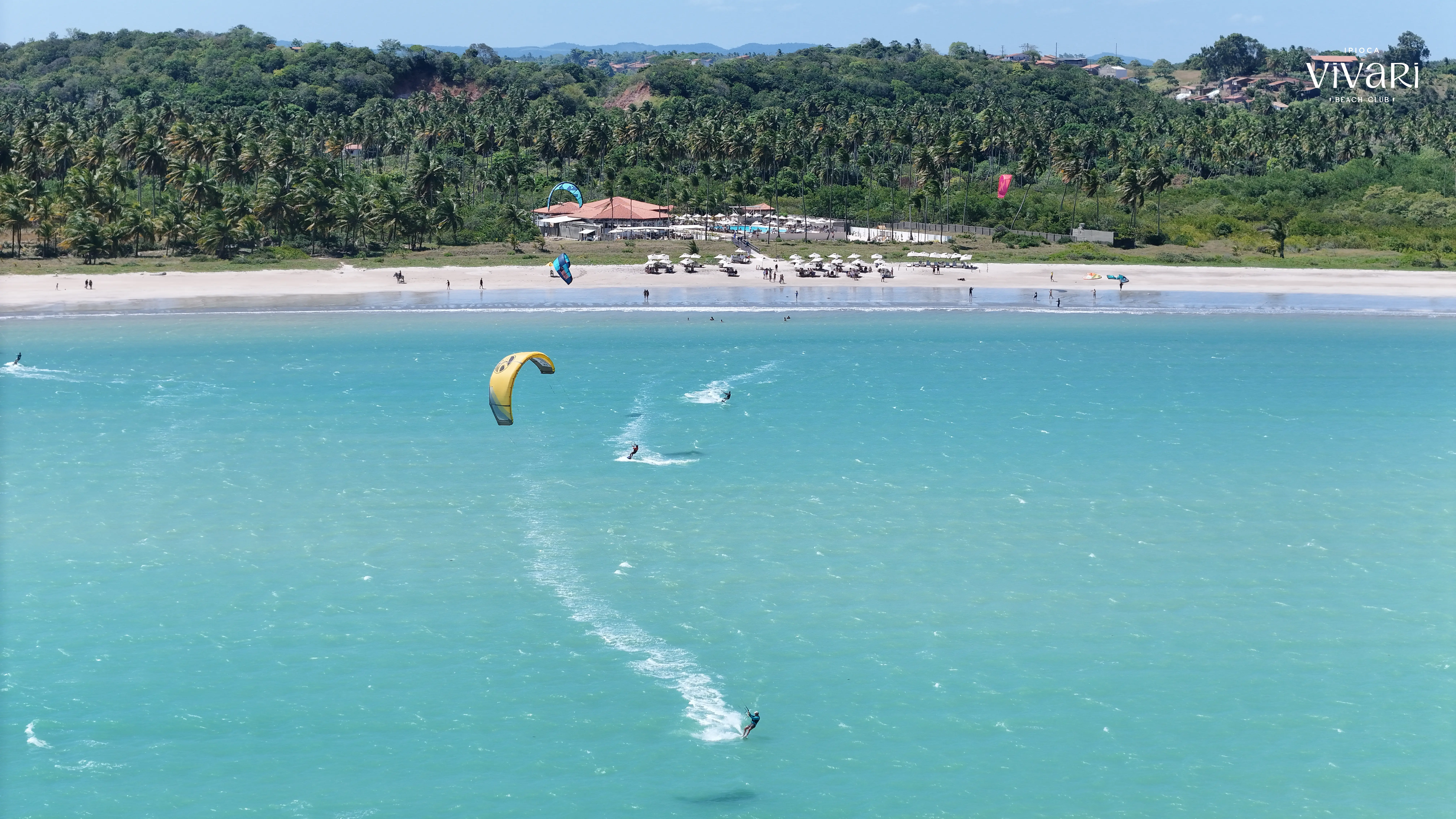 Prática de kitesurf no mar de Ipioca próximo ao Vivari Beach Club