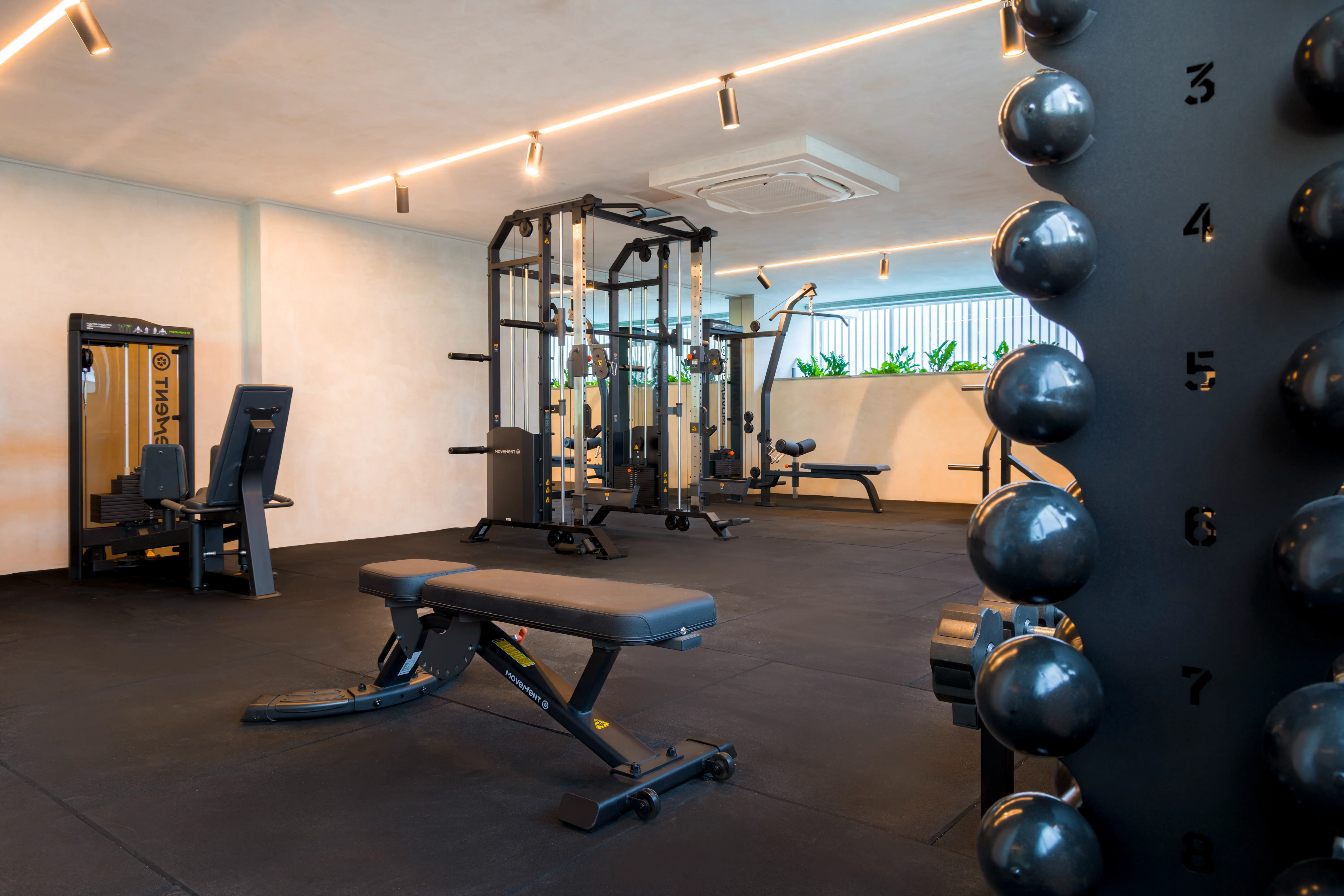 Banco pesos pulley para musculação da academia com vista para o mar da Pajuçara