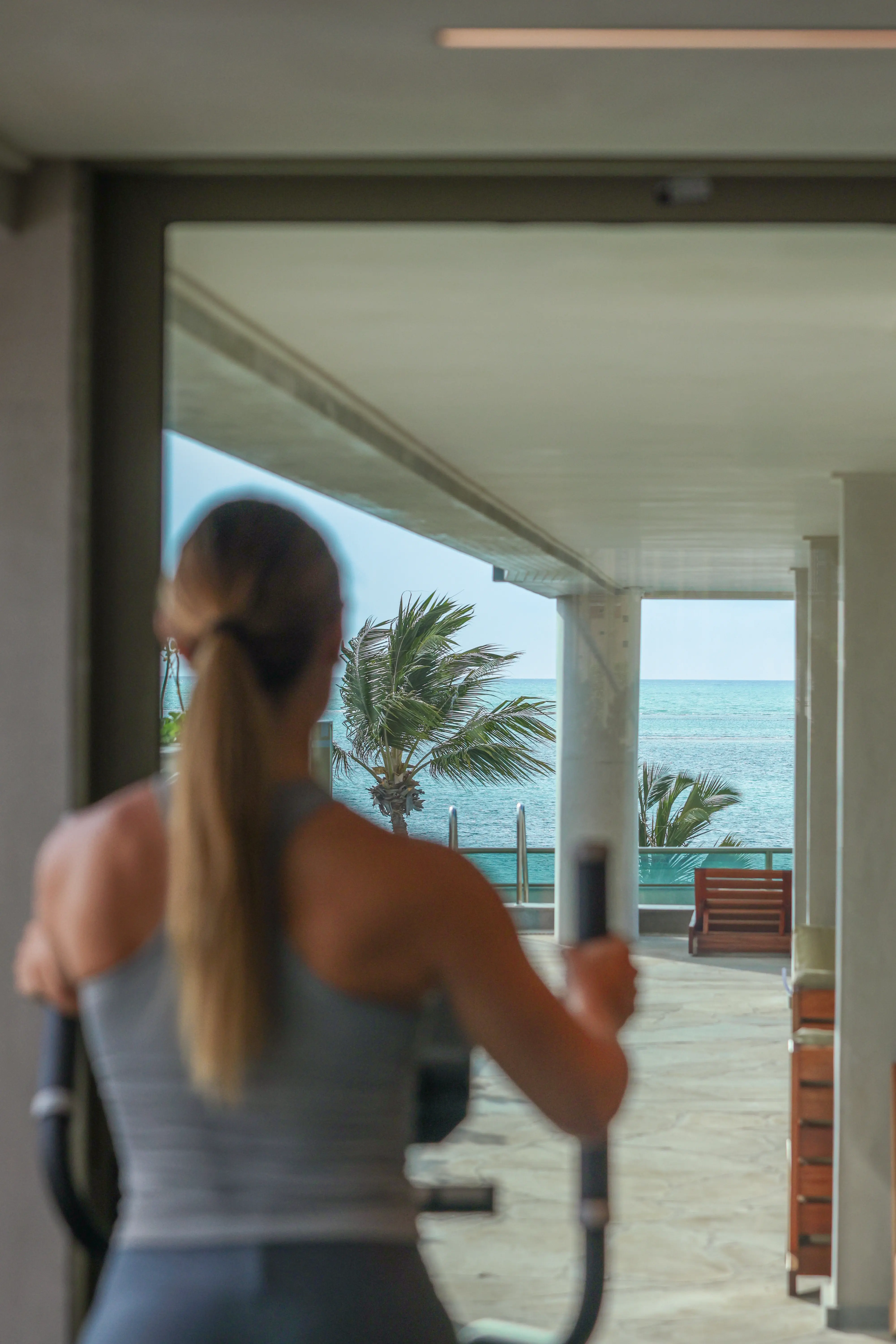 Hóspede treinando na academia com vista para o mar da Pajuçara