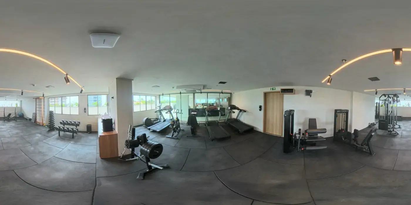 Vista em 360 graus do espaço fitness do Sais Beach Living