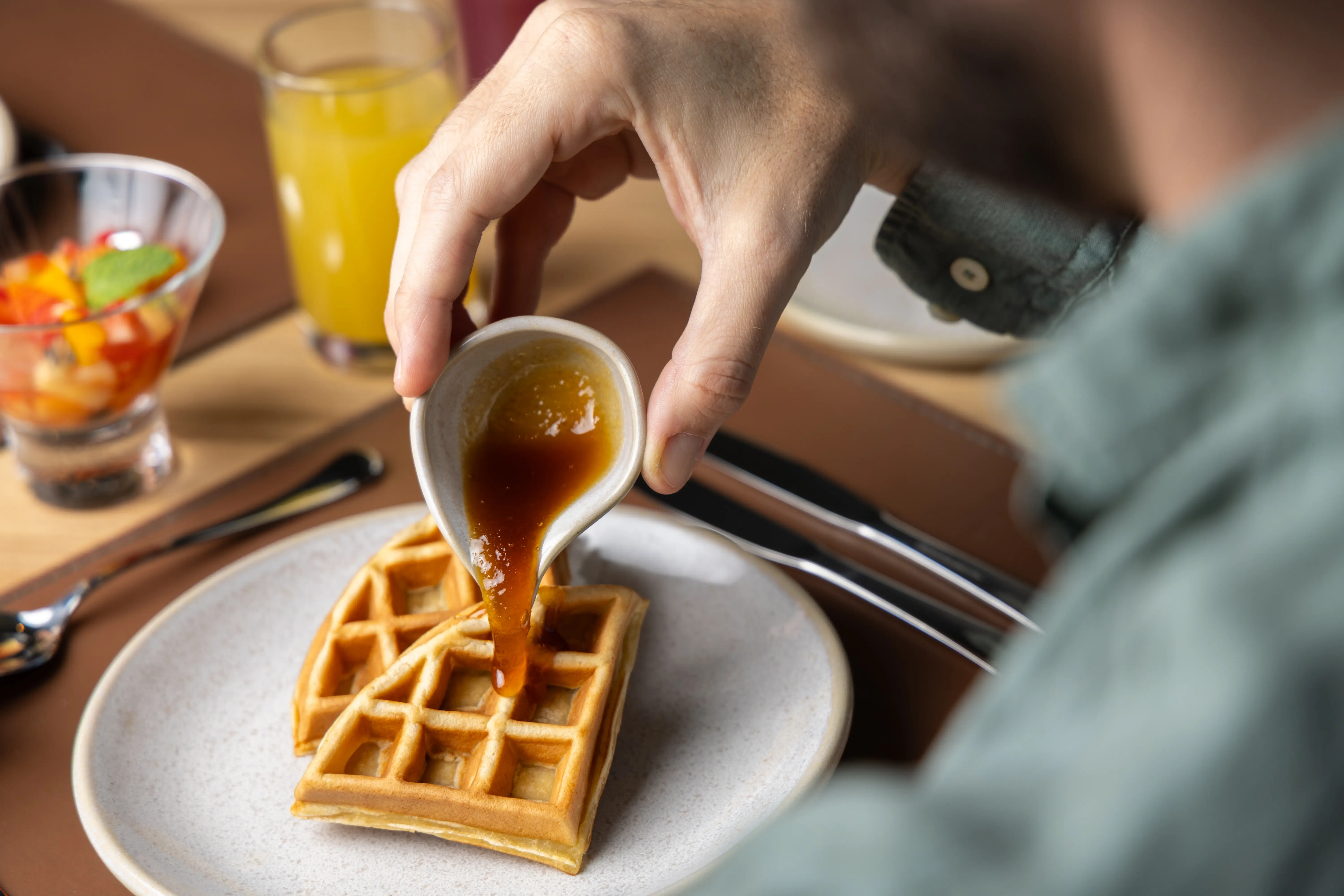 Waffle servido com calda no café da manhã do Hotel Sais