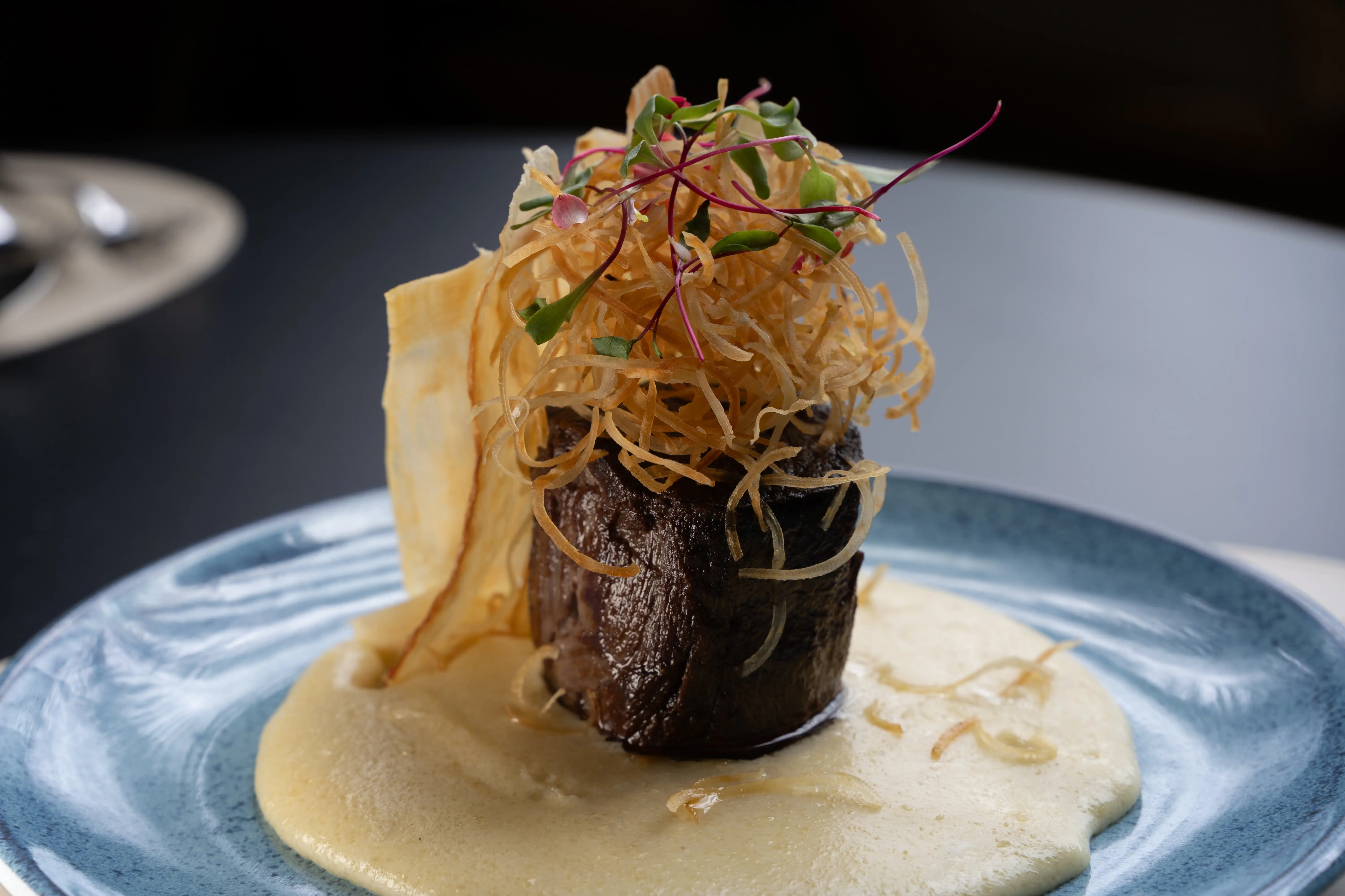 Carne de sol de mignon com pirão de queijo coalho e chips de macaxeira