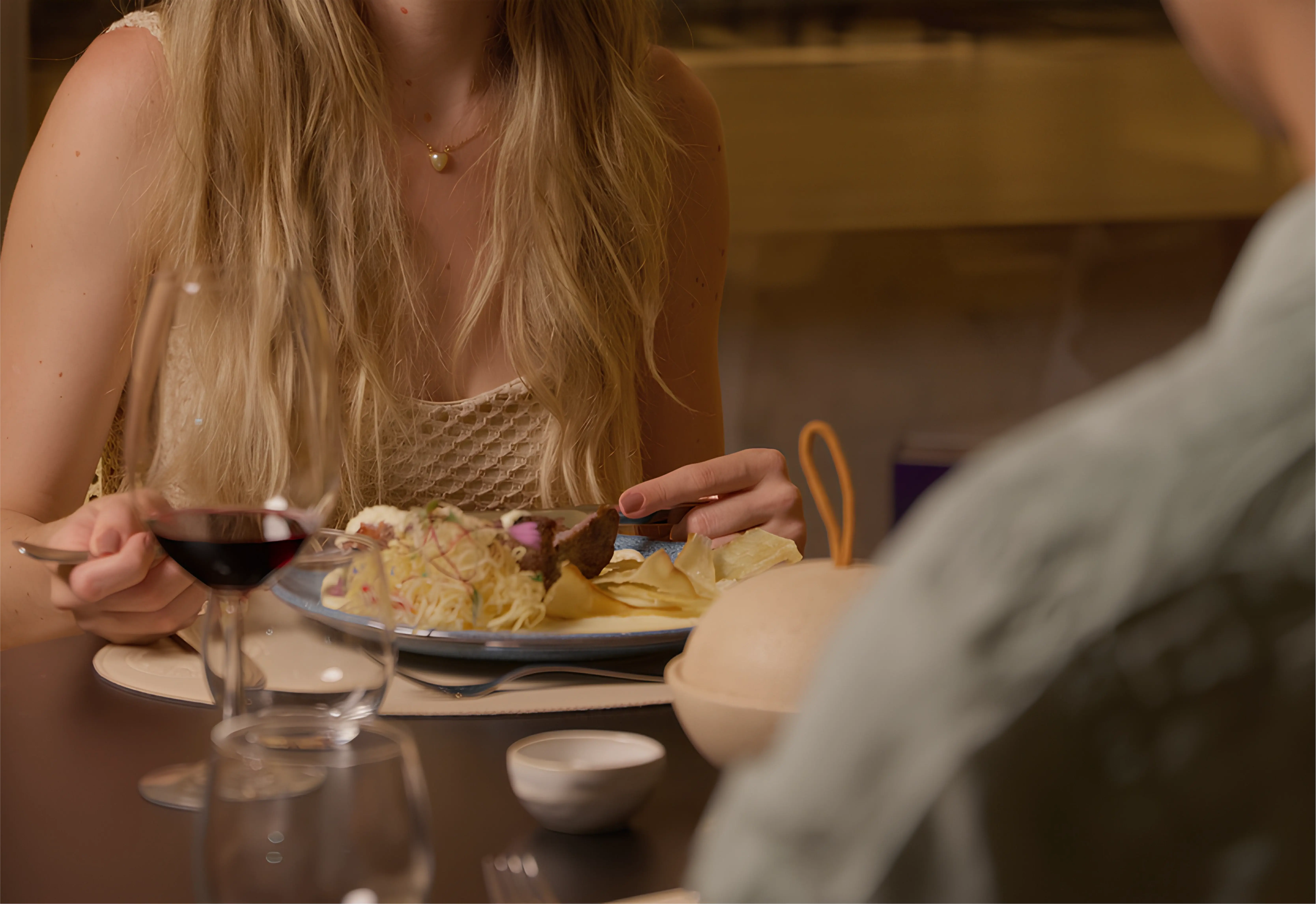 Casal desfrutando jantar com vinho no Restaurante Flor de Sal
