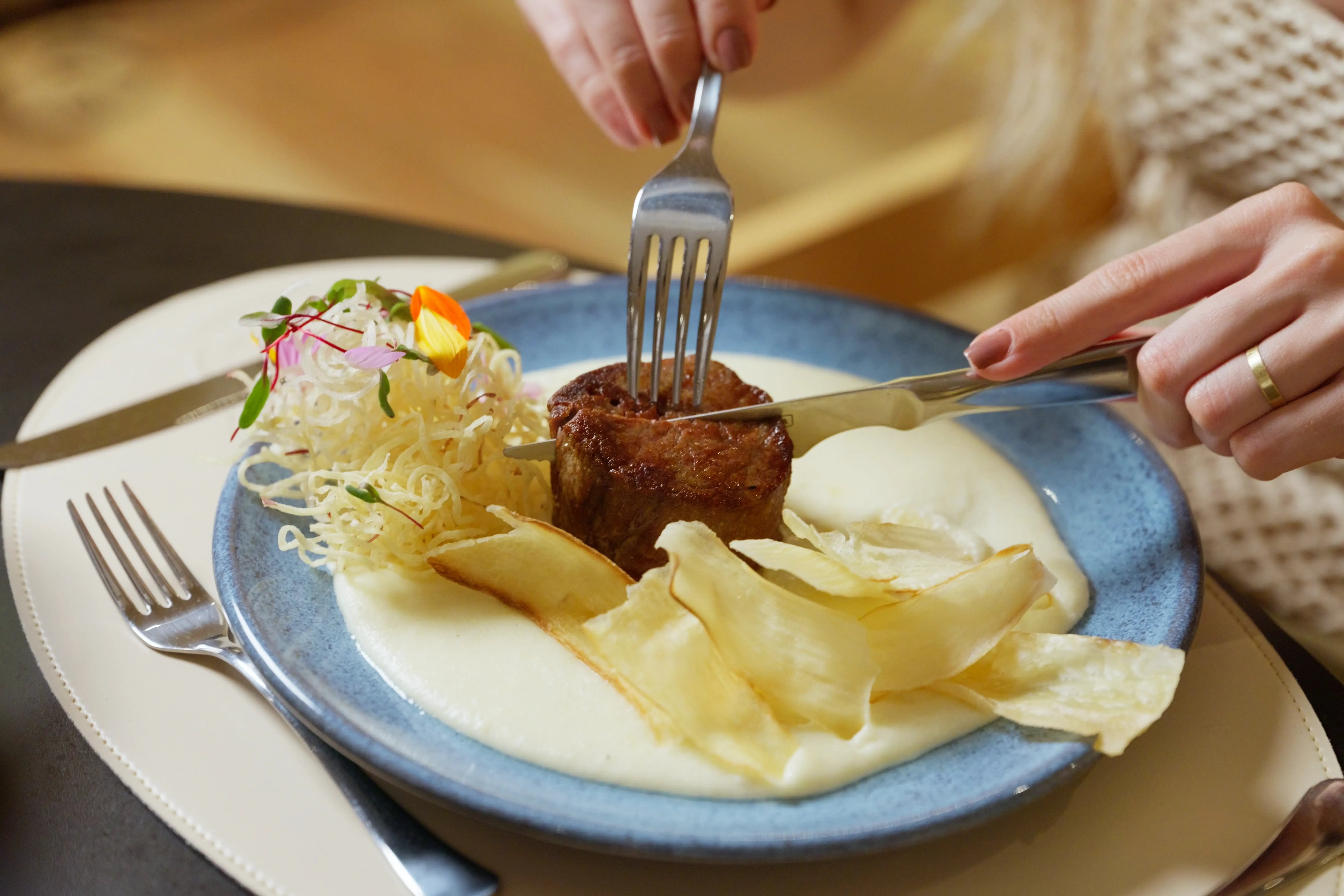 Prato de carne servido no Restaurante Flor de Sal