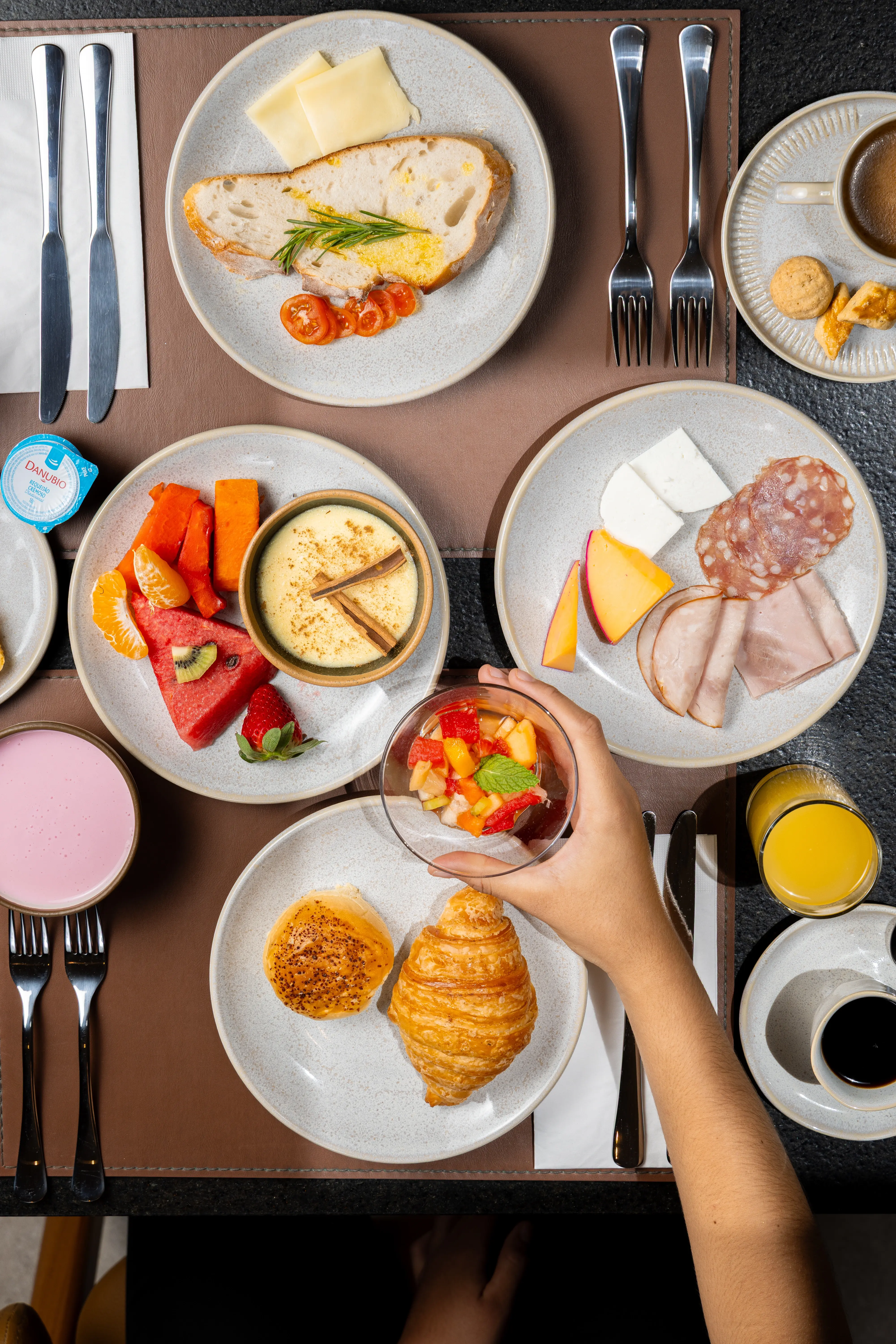 Seleção de pratos frios no café da manhã do Hotel Sais