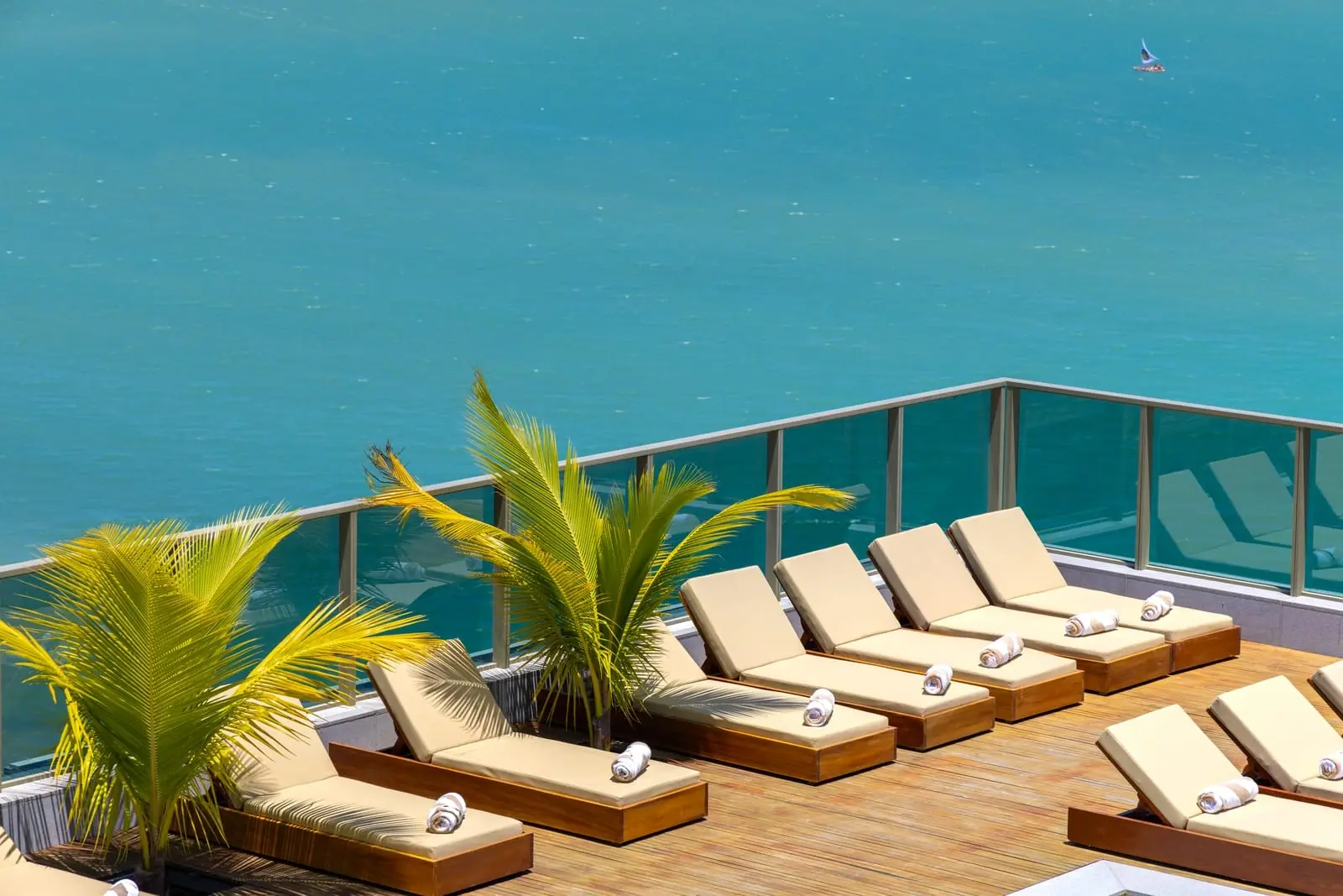Piscina do rooftop do Sais Beach Living ao pôr do sol Maceió