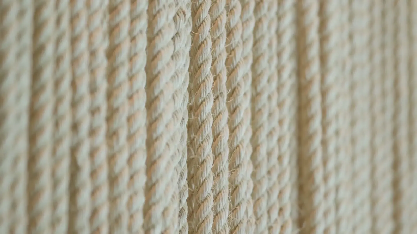 Detalhe de cordas de sisal na decoração do lobby do Sais Beach Living