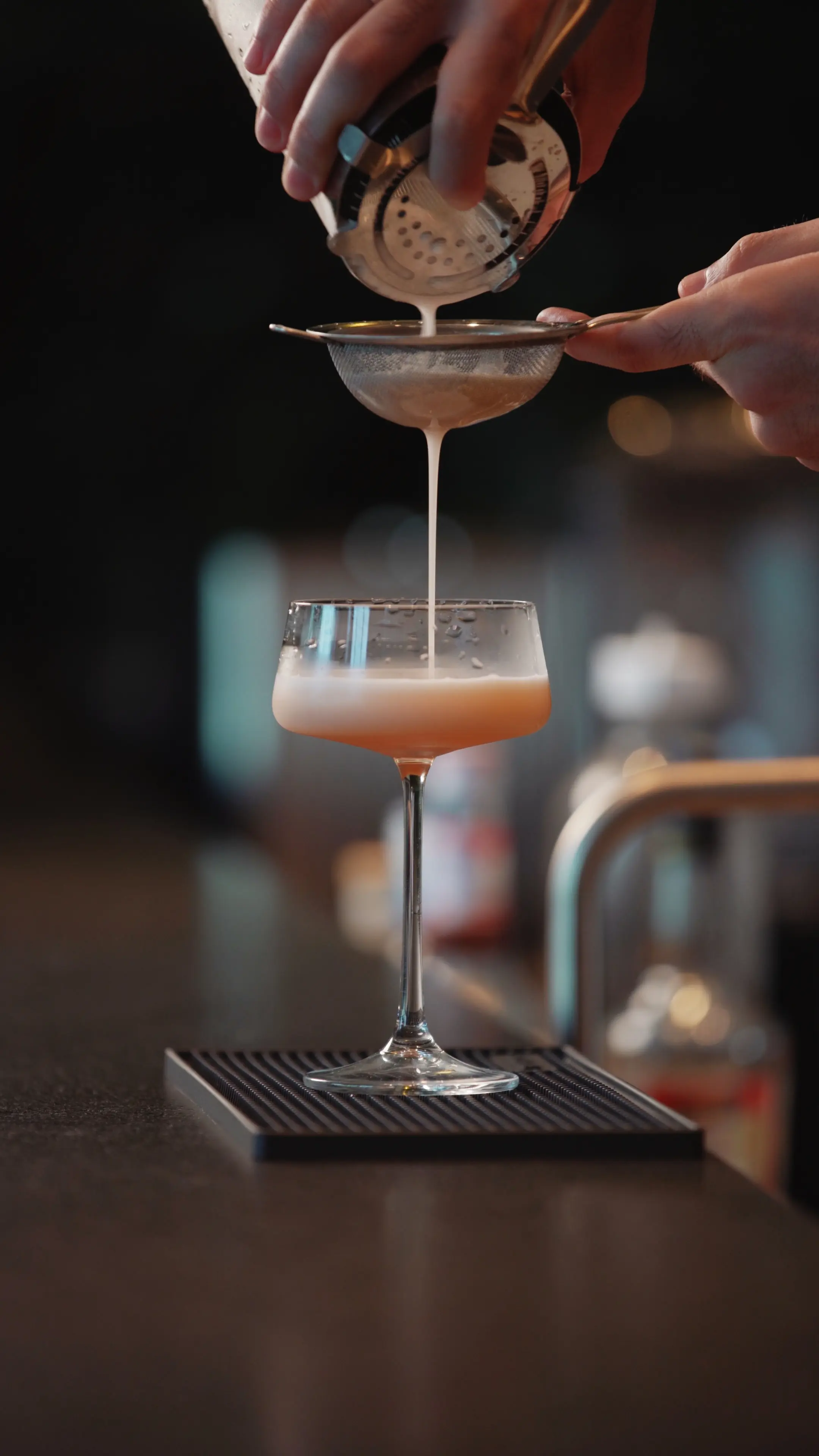 Lobby bar servindo drinks no Sais Beach Living em Maceió