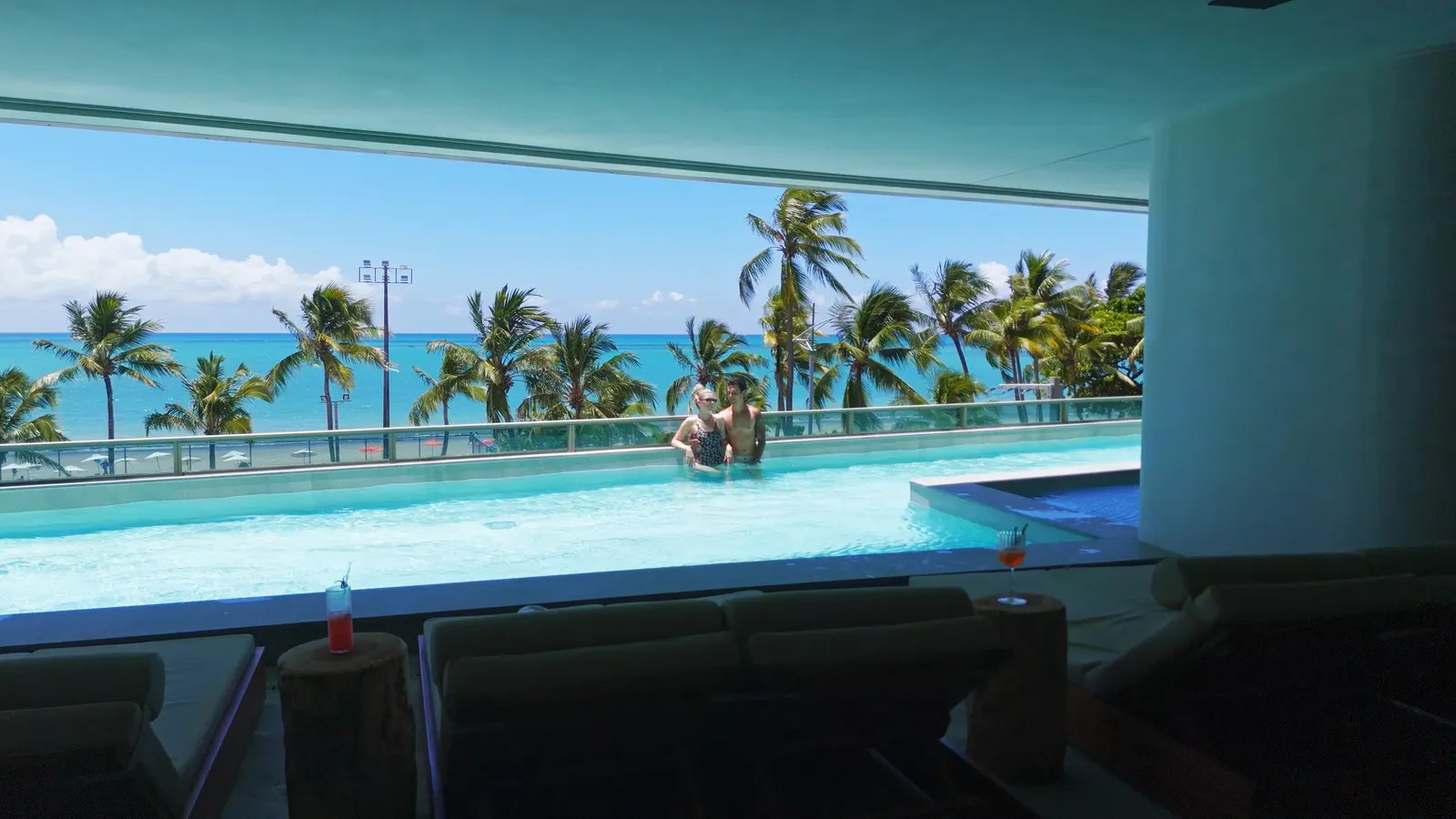 Piscina e espaço de lazer do andar do Sais Beach Living