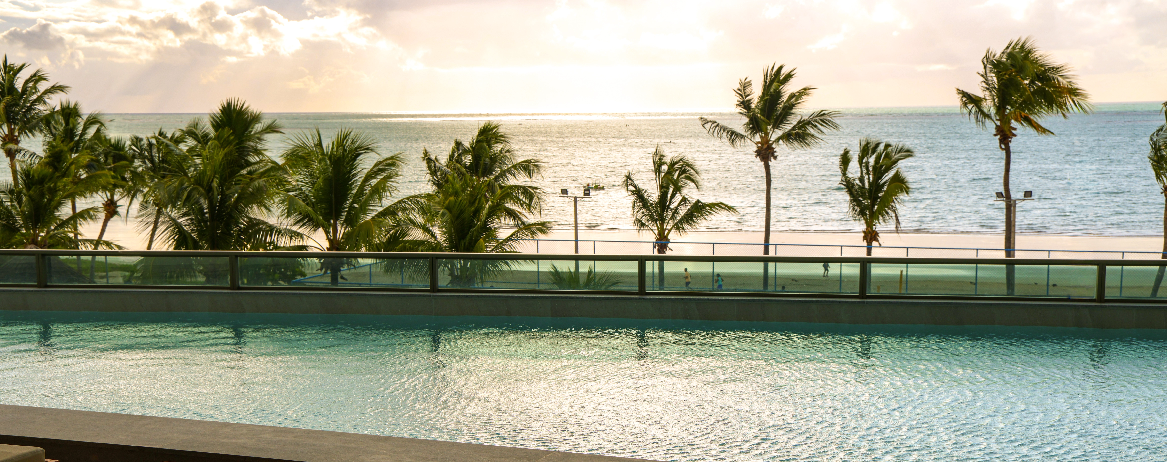 Piscinas do andar de lazer do Sais Beach Living, com vista para o mar da Pajuçara