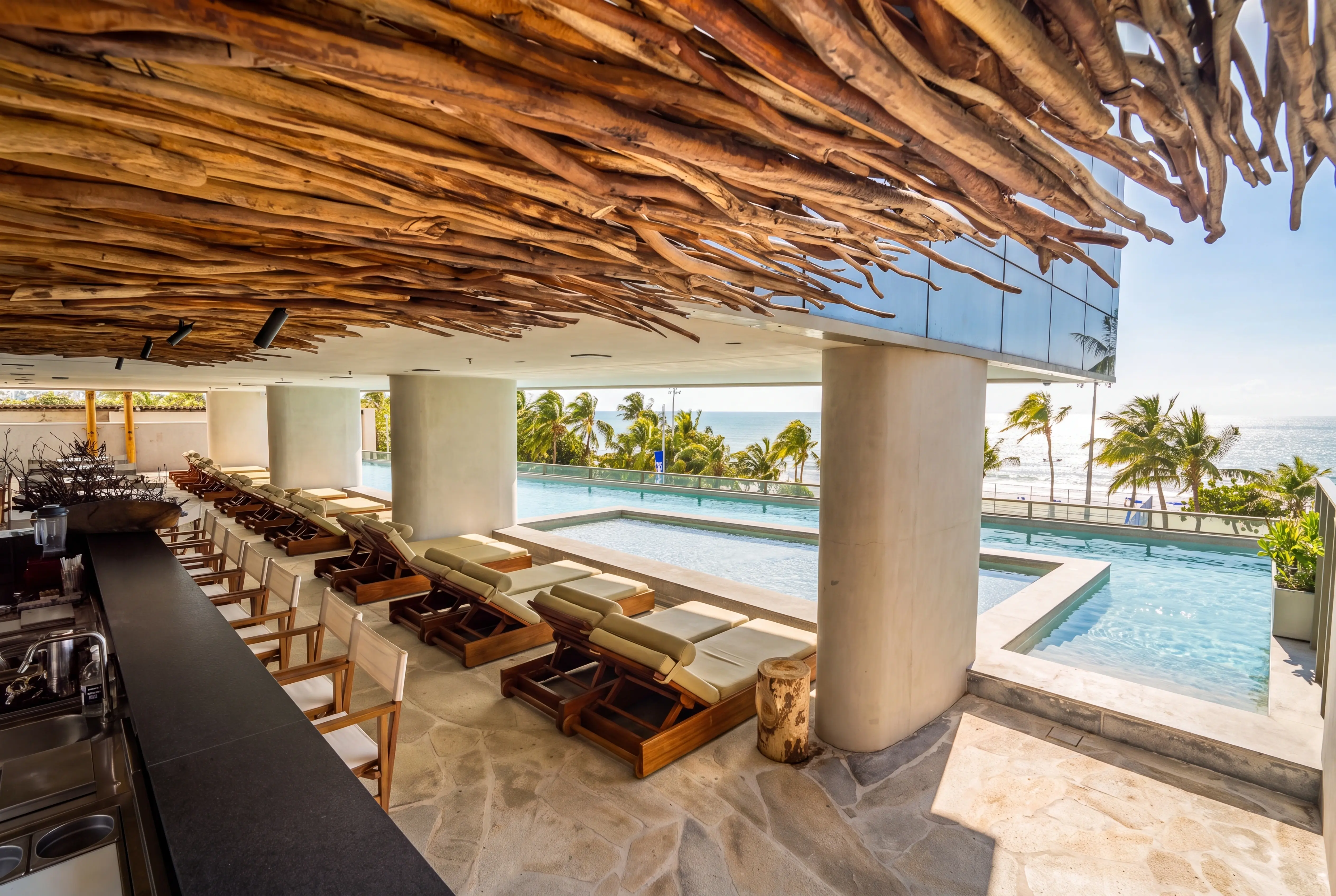 bar Piscina do rooftop do Sais Beach Living ao pôr do sol Maceió