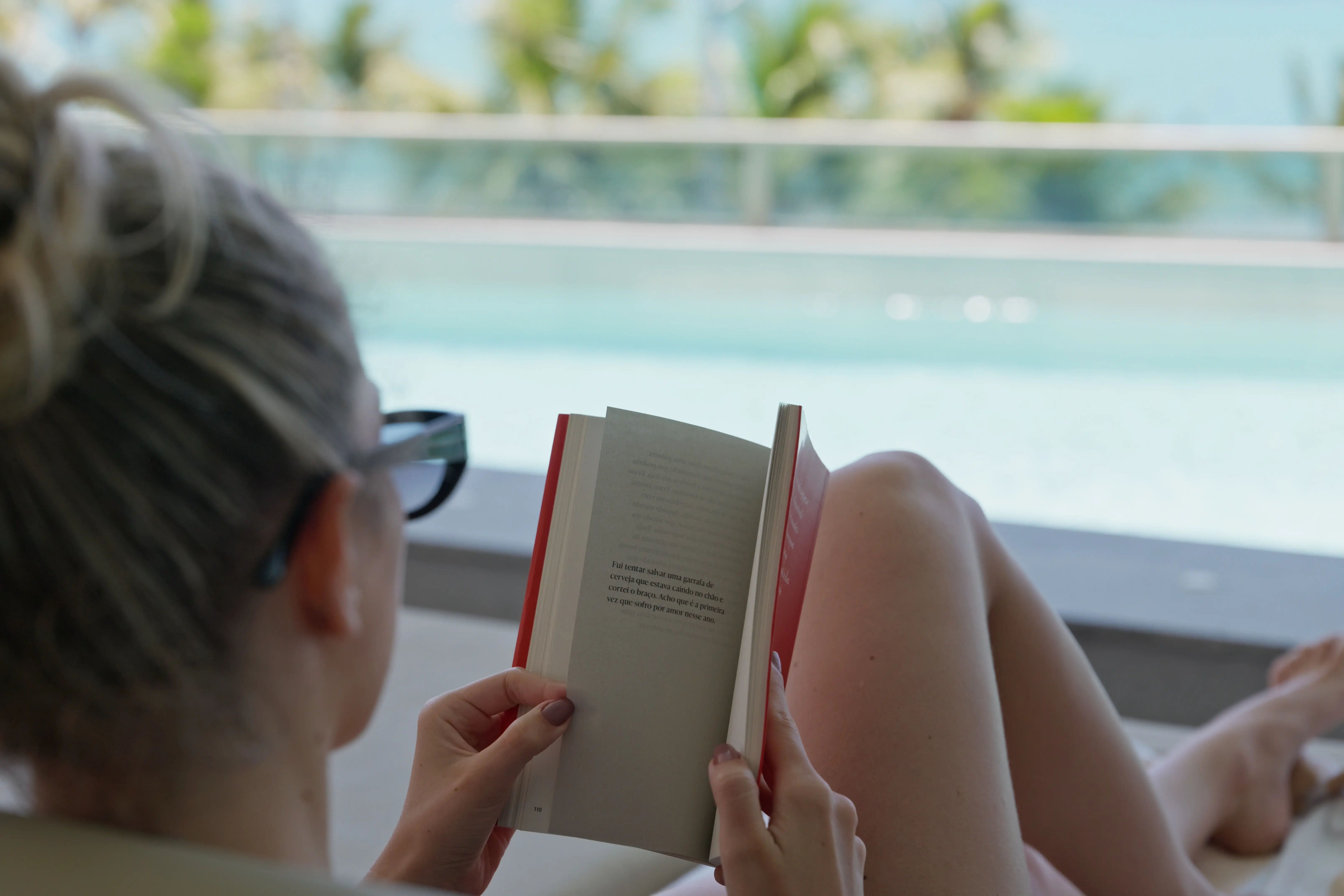 Mulher lendo livro sais hotel Piscina de lazer do andar com vista para o mar da Pajuçara