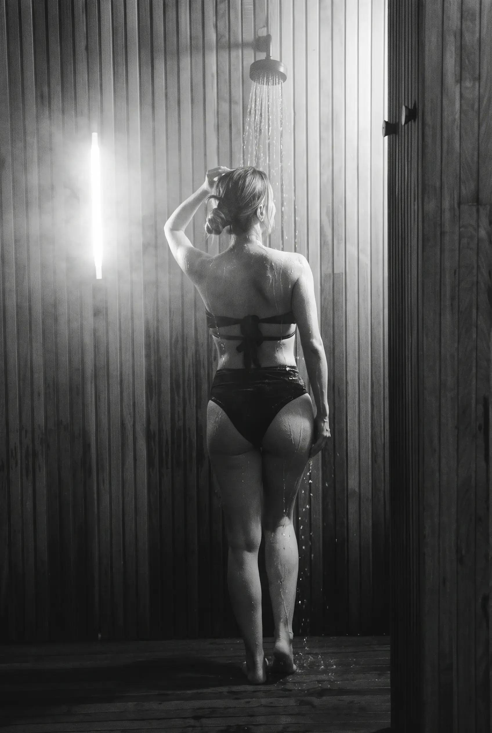 Mulher na sauna do Sais Beach Living ao pôr do sol praia de pajuçara
