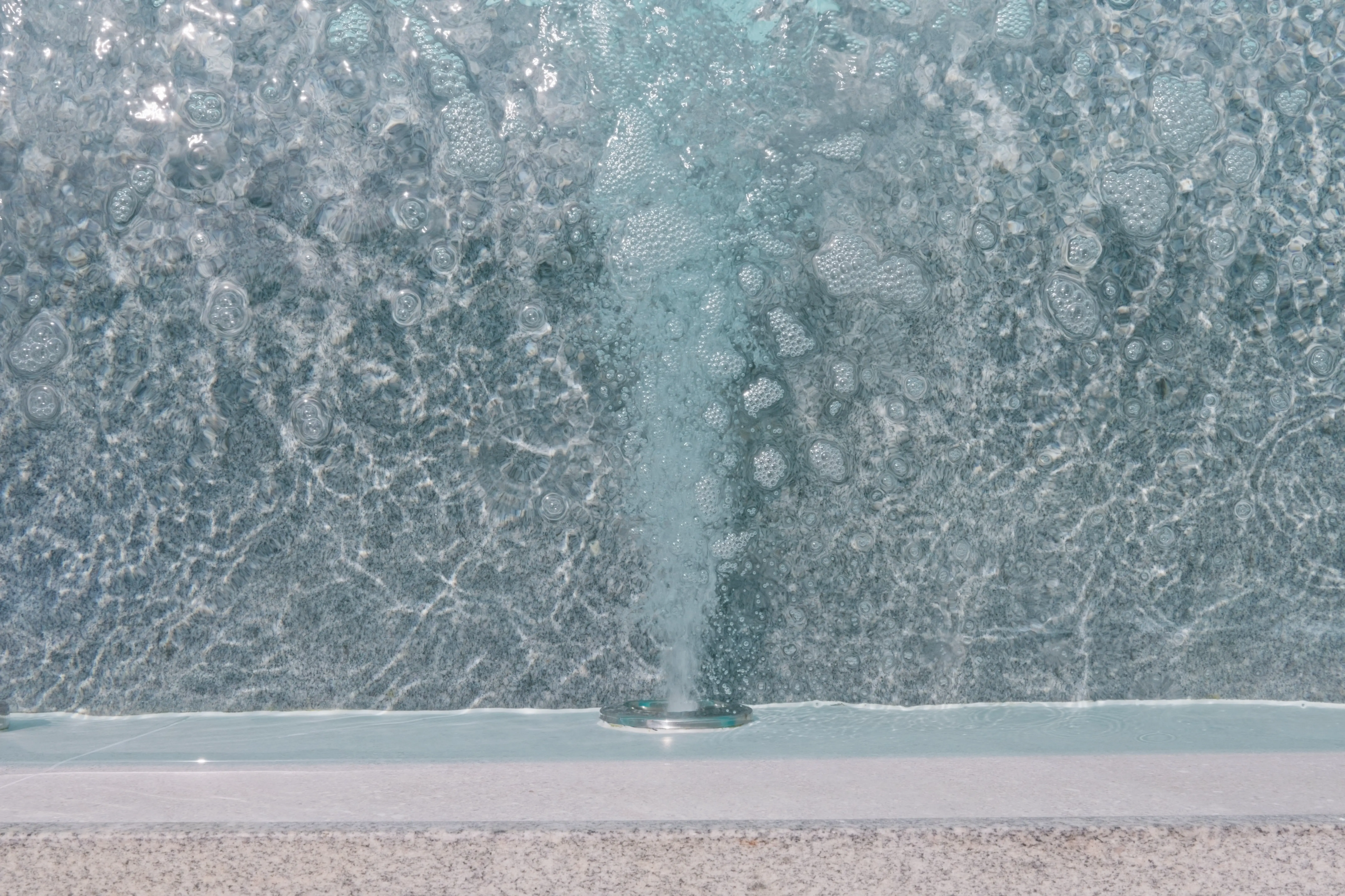 Piscina com hidromassagem ao amanhecer no Sais Beach Living