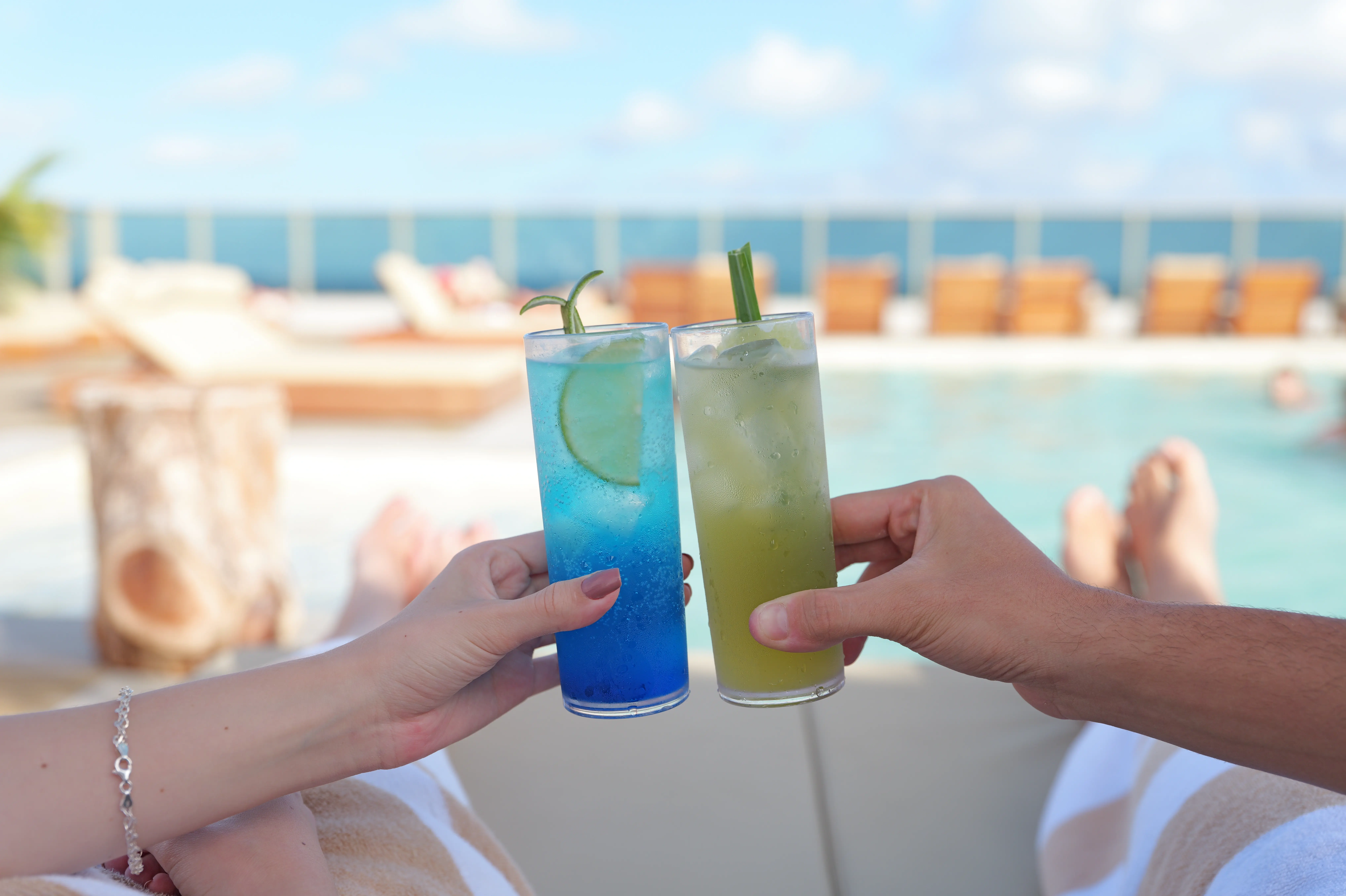 Piscina do rooftop com drink ao entardecer no Sais Beach Living