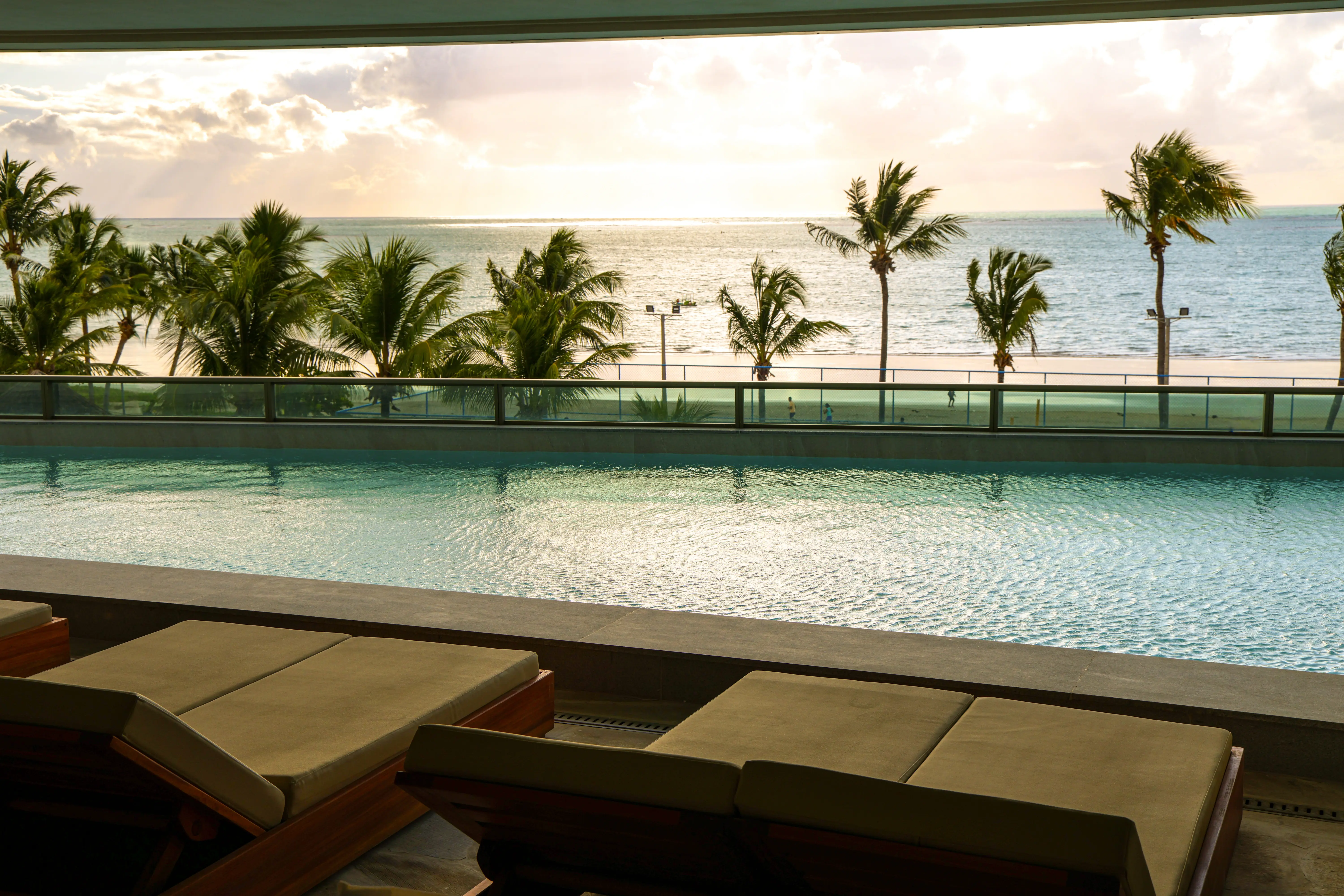 Piscina hotel mar de pajuçara e os coqueiros a partir da piscina