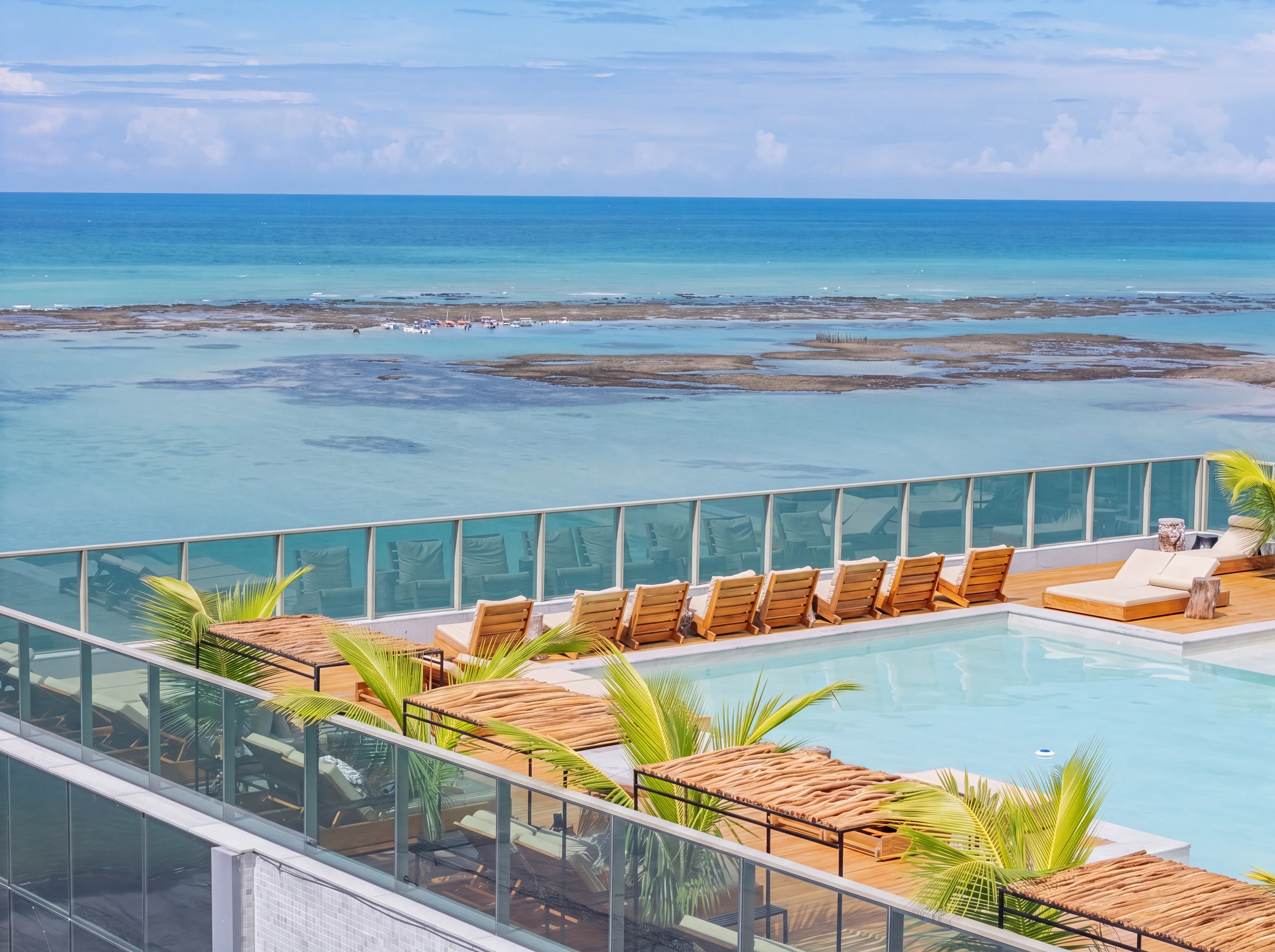 Piscina do rooftop do Sais Beach Living ao pôr do sol Pajuçara