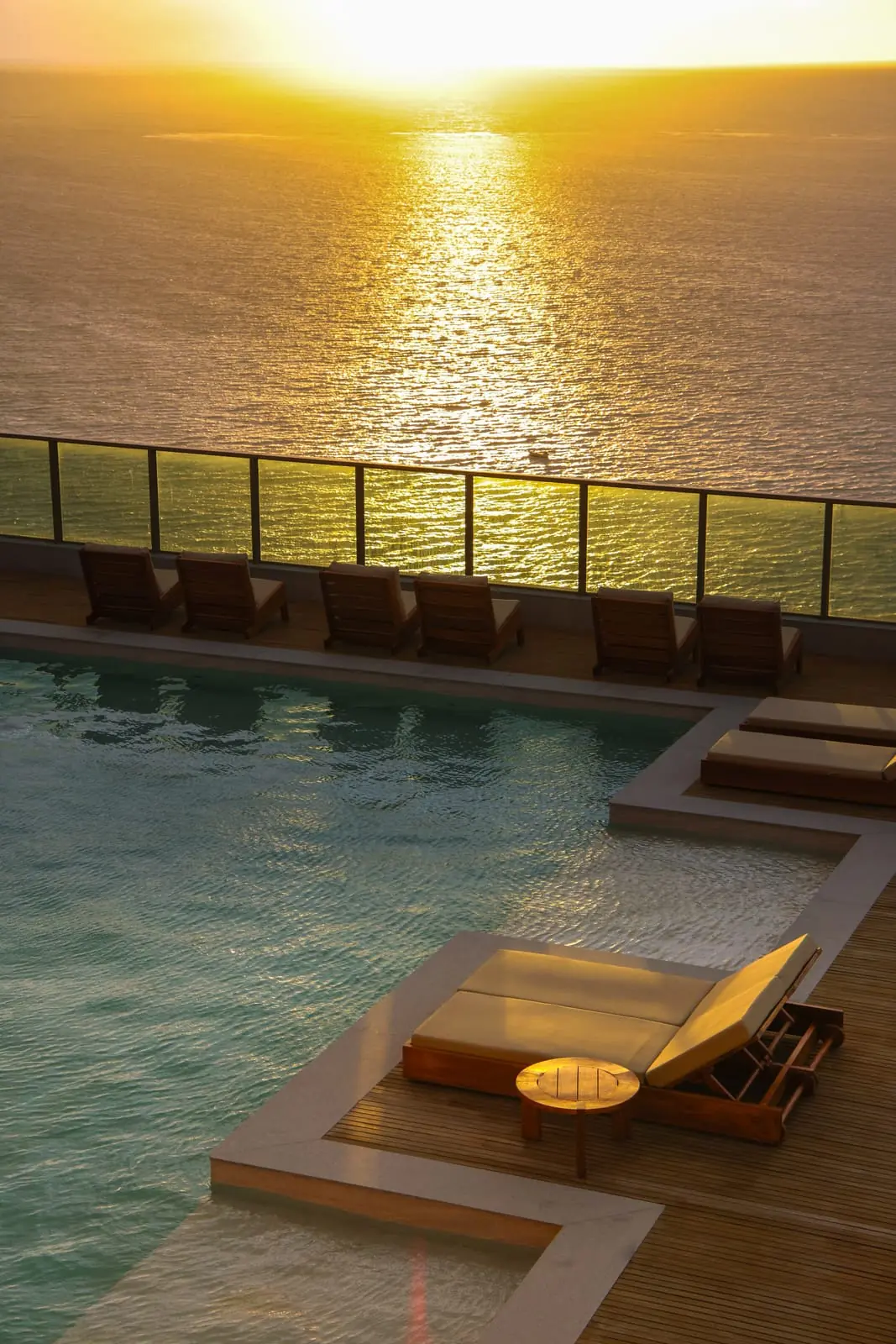 Amanhecer na piscina do rooftop do Sais Beach Living