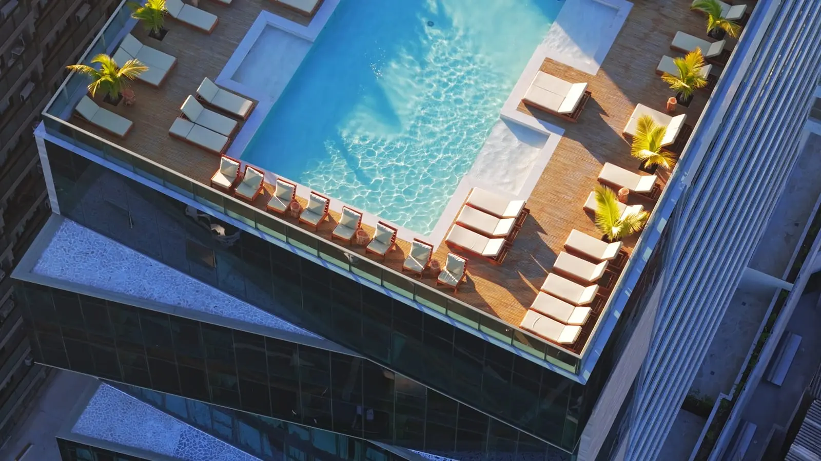 Detalhe da piscina do rooftop do Sais Beach Living