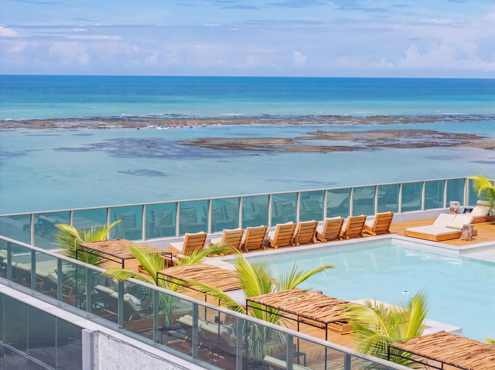 Rooftop do Sais Beach Living de frente para as piscinas naturais da Pajuçara